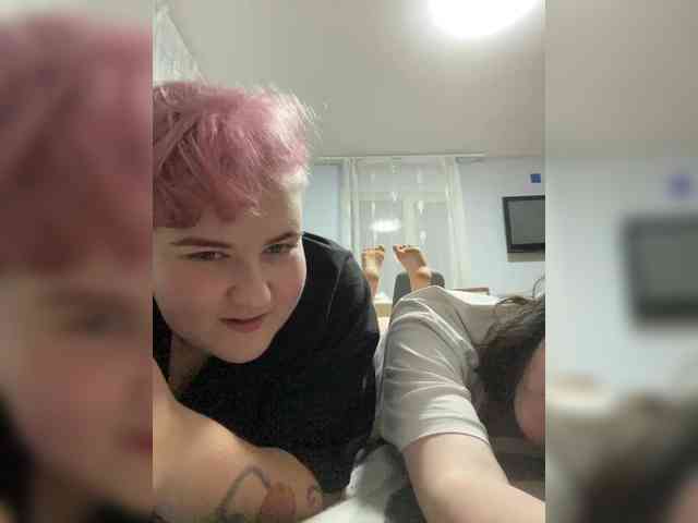 Tanya-and-Sara webcam