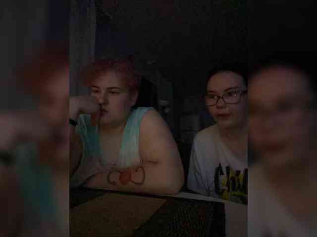 Tanya-and-Sara webcam