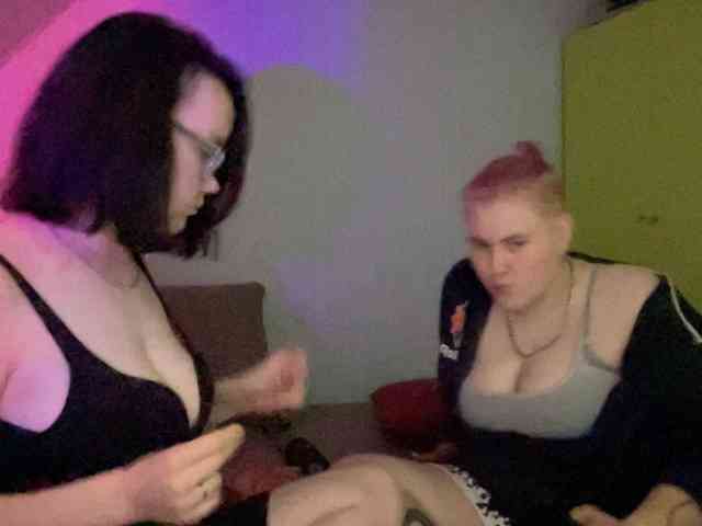 Tanya-and-Sara webcam