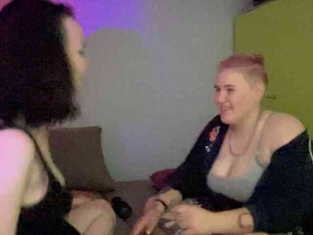 Tanya-and-Sara webcam