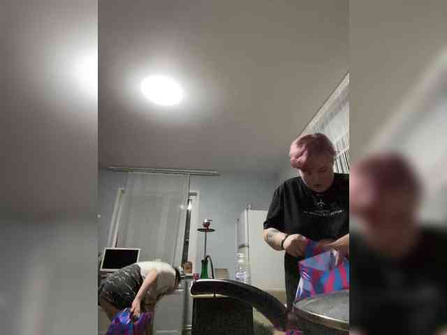 Tanya-and-Sara webcam
