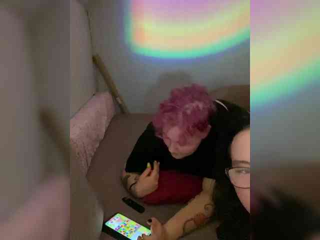 Tanya-and-Sara webcam