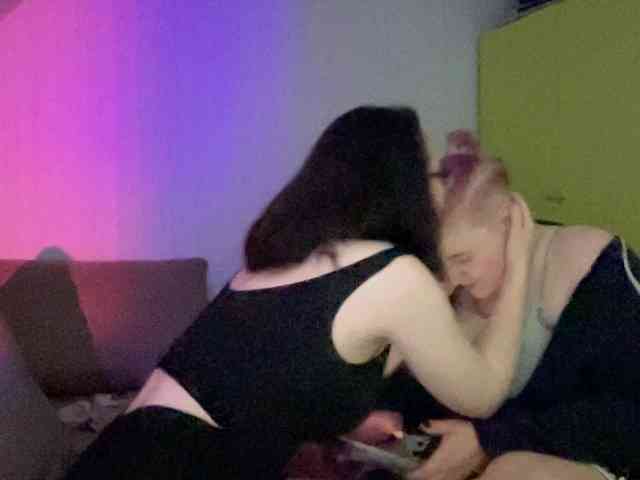 Tanya-and-Sara webcam