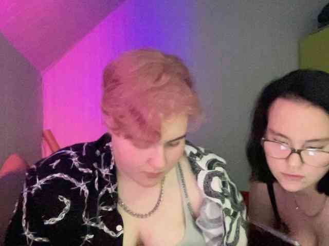Tanya-and-Sara webcam