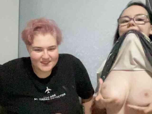 Tanya-and-Sara webcam