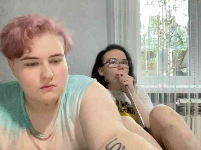 Tanya-and-Sara webcam
