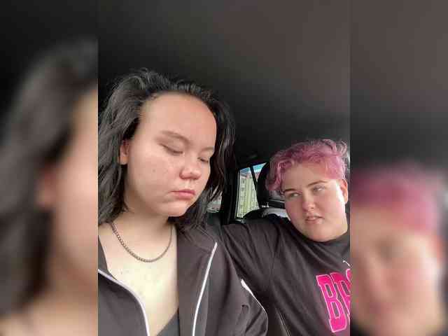 Tanya-and-Sara webcam