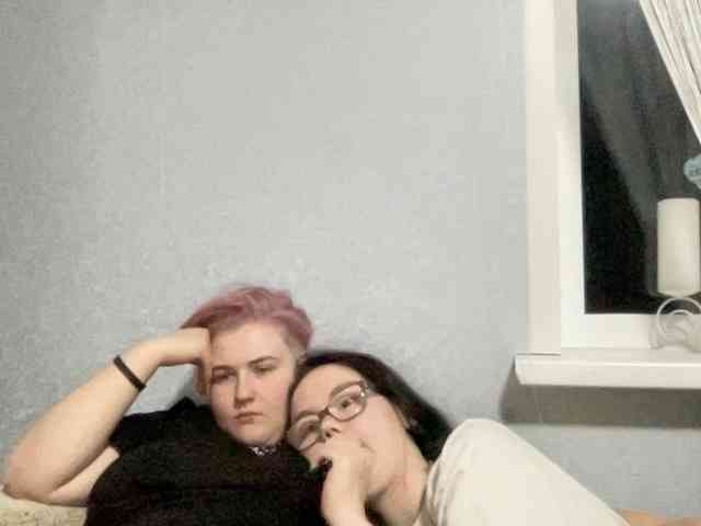 Tanya-and-Sara webcam