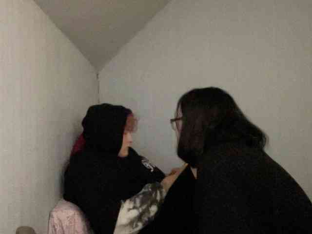 Tanya-and-Sara webcam