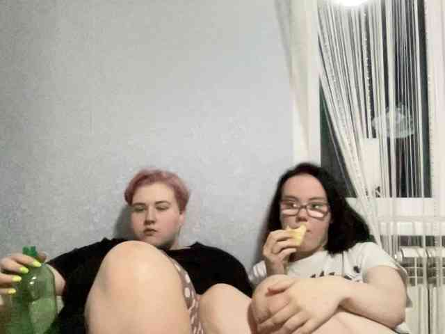 Tanya-and-Sara webcam