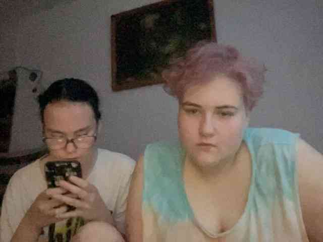Tanya-and-Sara webcam