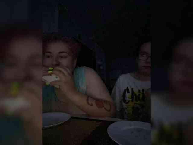 Tanya-and-Sara webcam