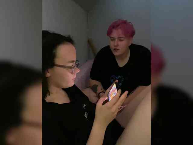 Tanya-and-Sara webcam
