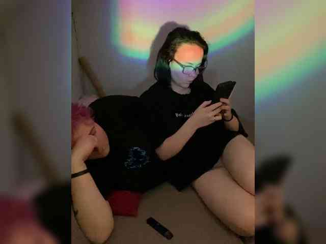 Tanya-and-Sara webcam