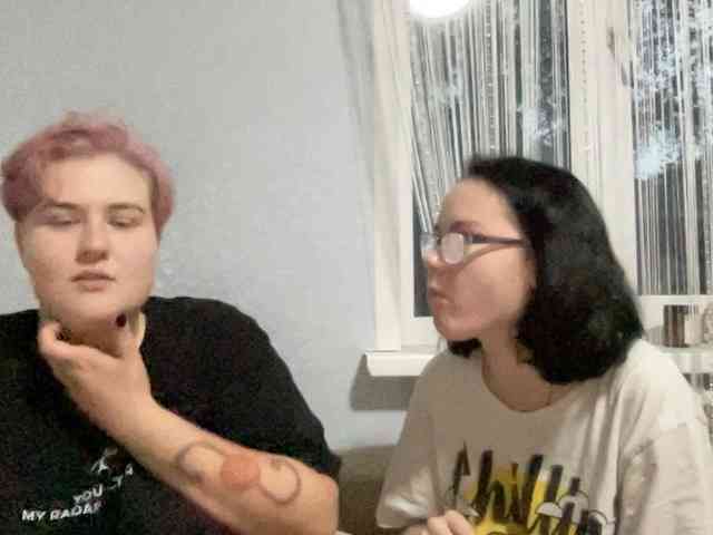 Tanya-and-Sara webcam