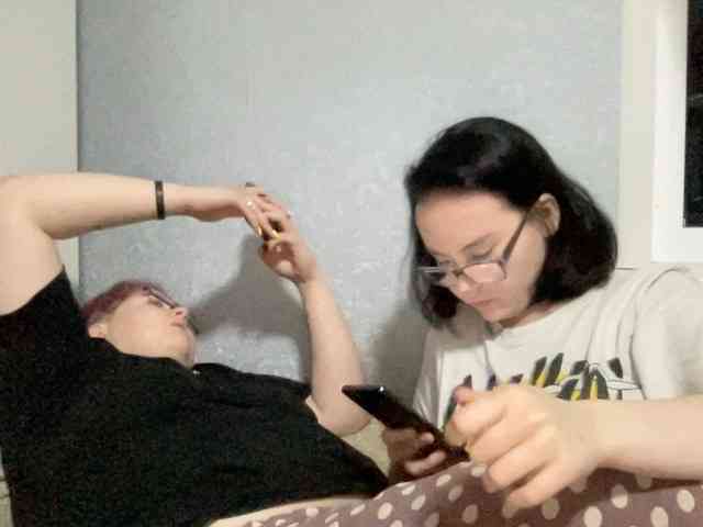Tanya-and-Sara webcam