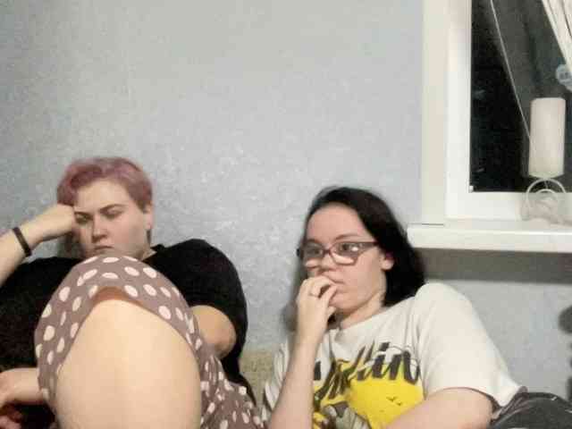 Tanya-and-Sara webcam