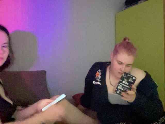 Tanya-and-Sara webcam