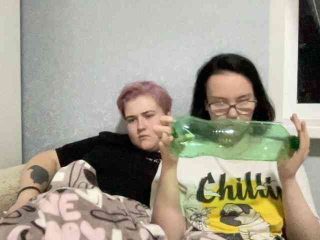 Tanya-and-Sara webcam