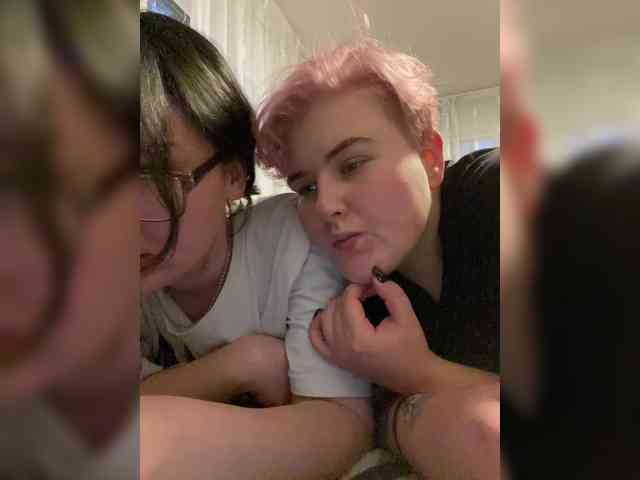 Tanya-and-Sara webcam