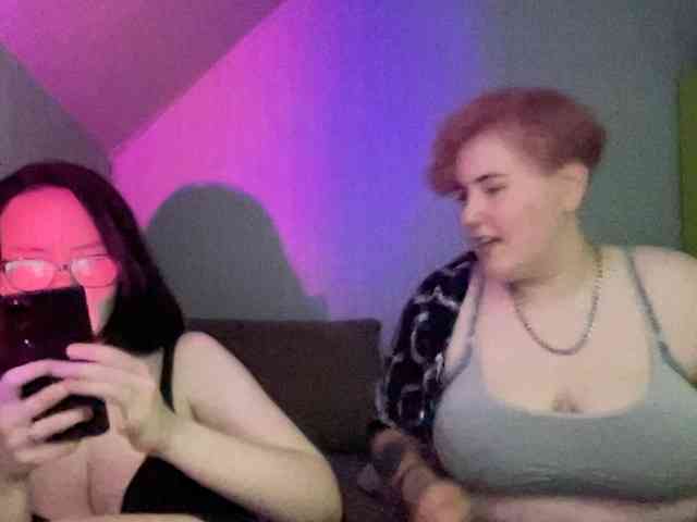 Tanya-and-Sara webcam