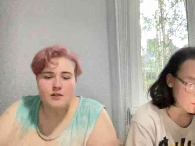 Tanya-and-Sara webcam