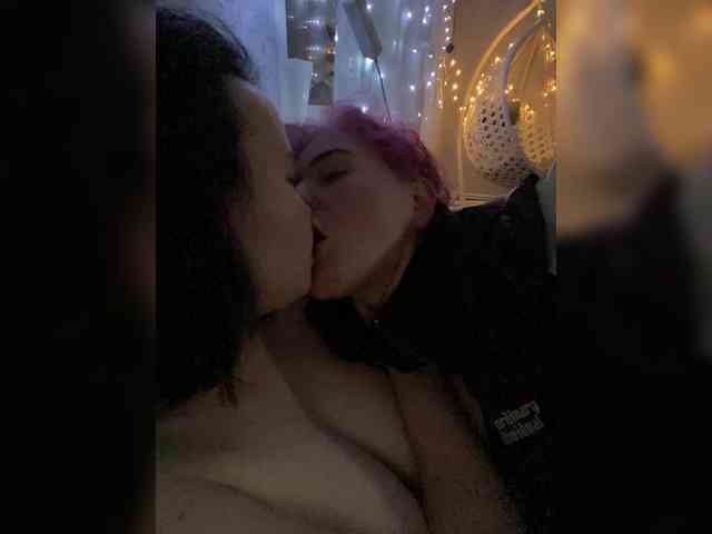 Tanya-and-Sara webcam