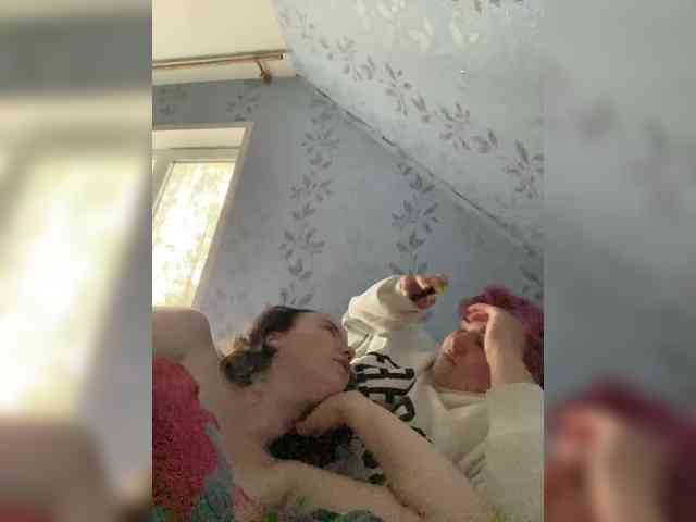 Tanya-and-Sara webcam