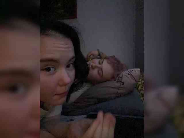 Tanya-and-Sara webcam