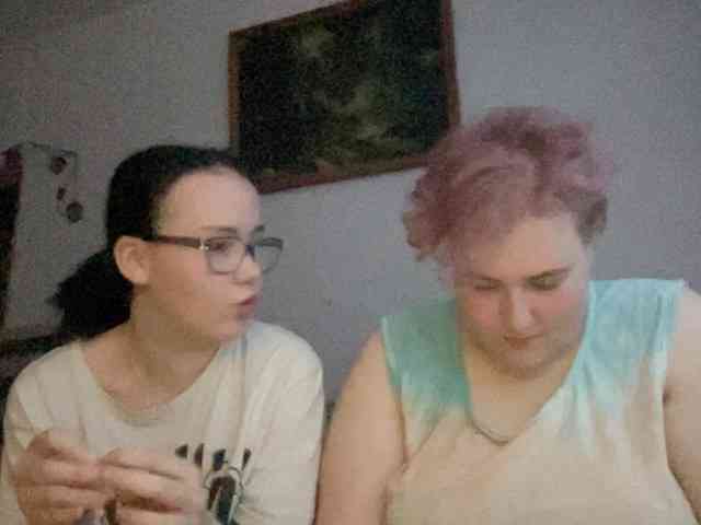 Tanya-and-Sara webcam