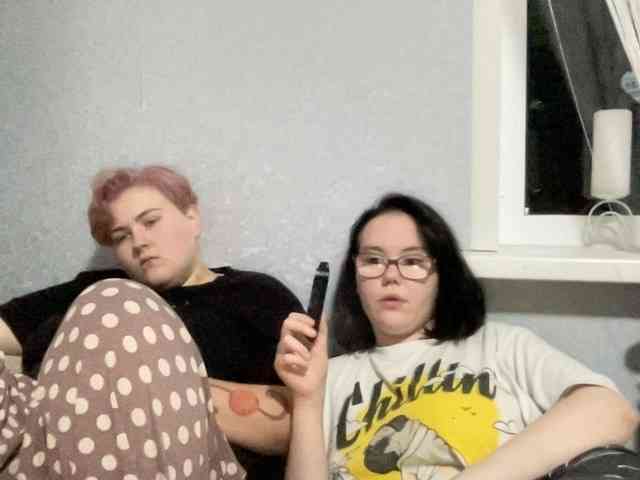Tanya-and-Sara webcam