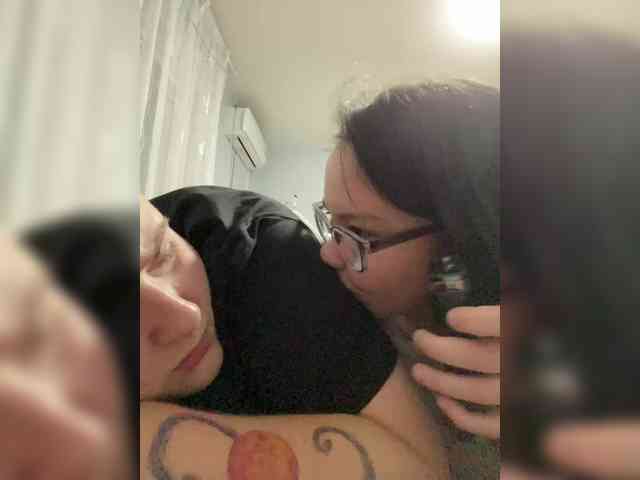 Tanya-and-Sara webcam