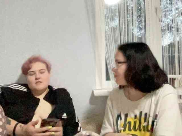 Tanya-and-Sara webcam