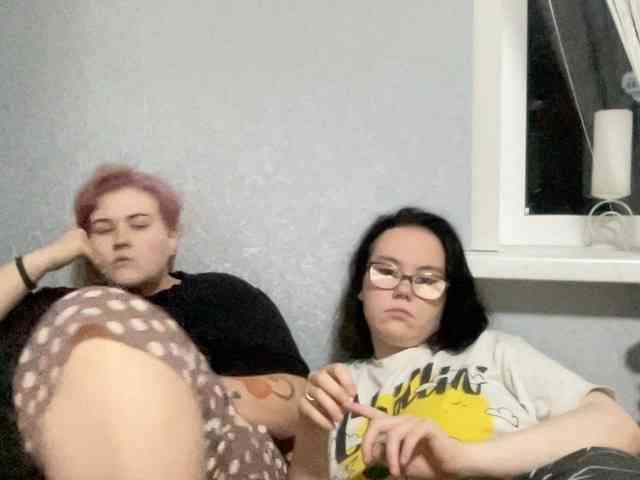 Tanya-and-Sara webcam