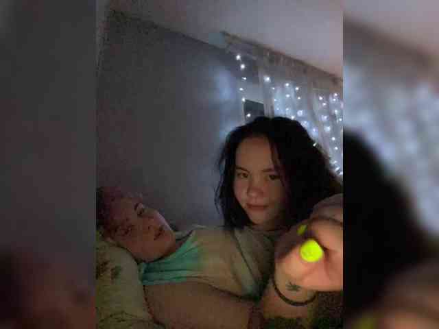 Tanya-and-Sara webcam