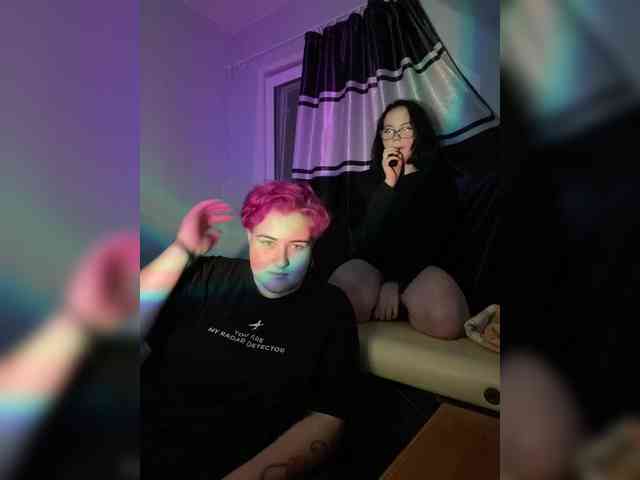 Tanya-and-Sara webcam