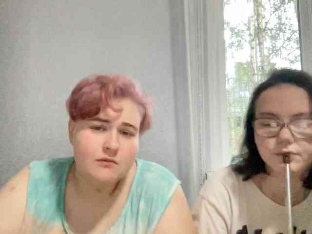 Tanya-and-Sara webcam