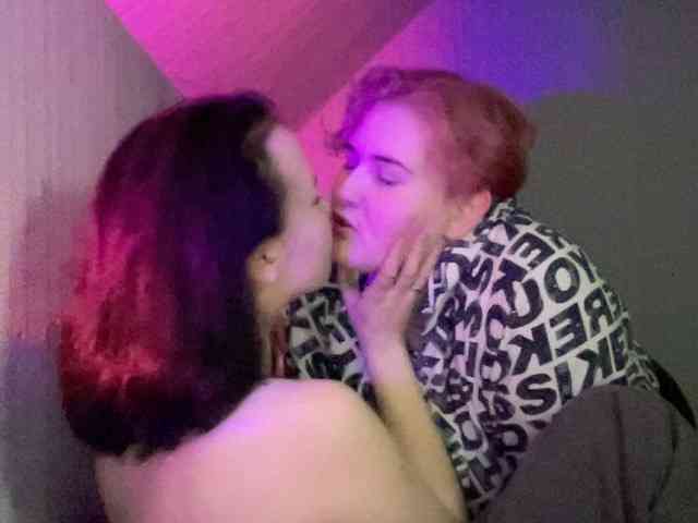 Tanya-and-Sara webcam