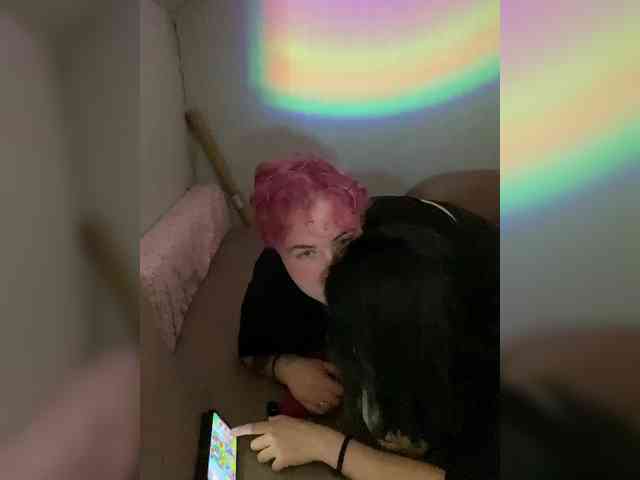Tanya-and-Sara webcam