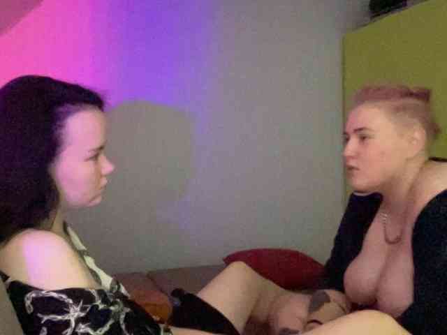 Tanya-and-Sara webcam