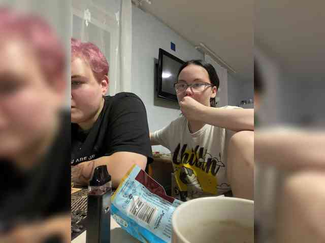 Tanya-and-Sara webcam