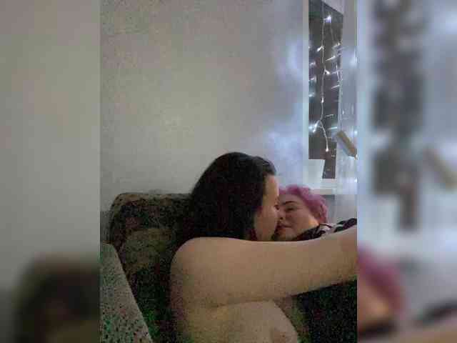 Tanya-and-Sara webcam