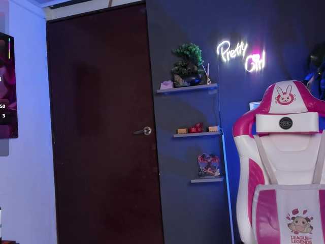 Emilyjhonson-1's BongaCams show and profile