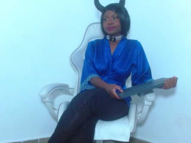 Emilyht's BongaCams show and profile