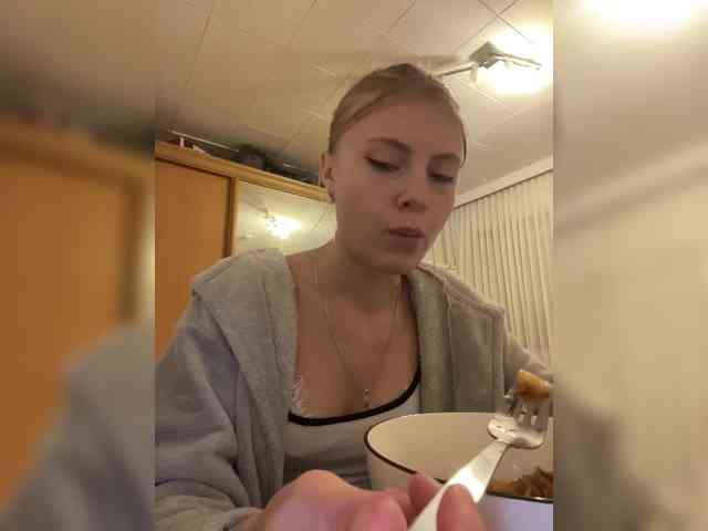 MiriamLuxy webcam