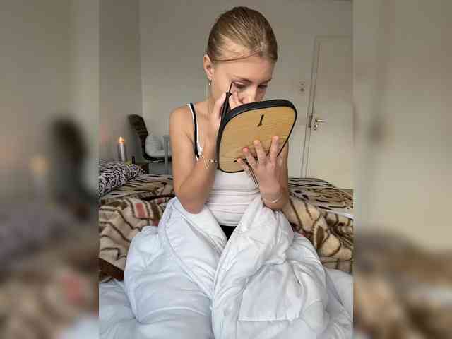 MiriamLuxy webcam
