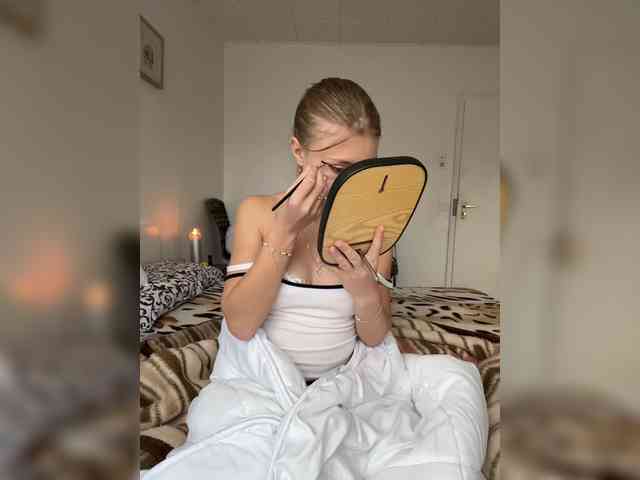MiriamLuxy webcam