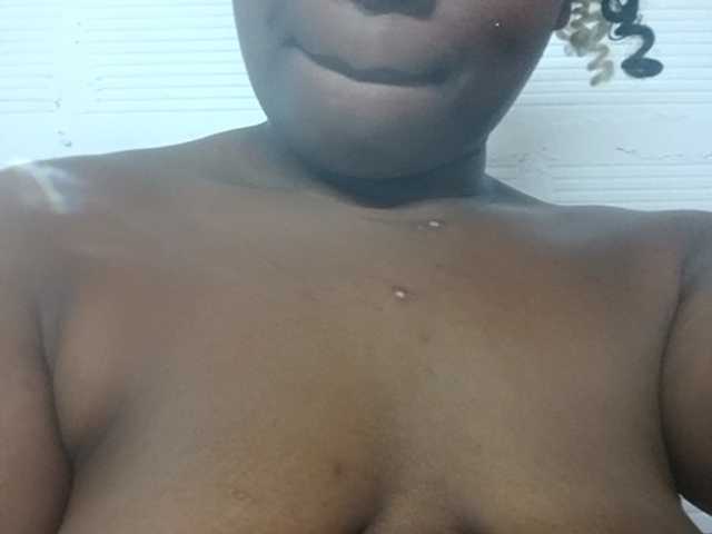Chanellmontes121 from BongaCams