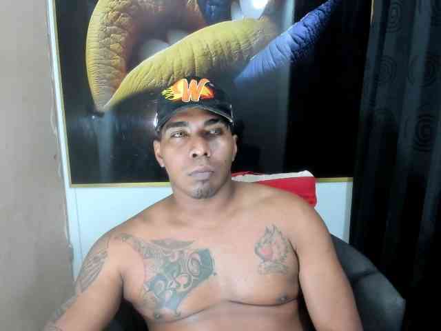 Blackmanghugecoc... Live Webcam on BongaCams