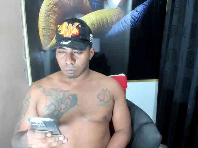 Blackmanghugecoc... Live Webcam on BongaCams